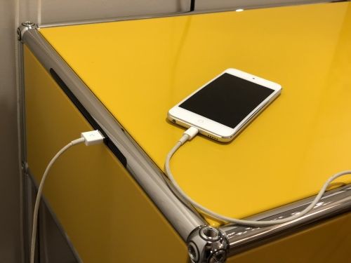 待望入荷！新たな照明システム〈USMハラーE〉搭載ナイトテーブル