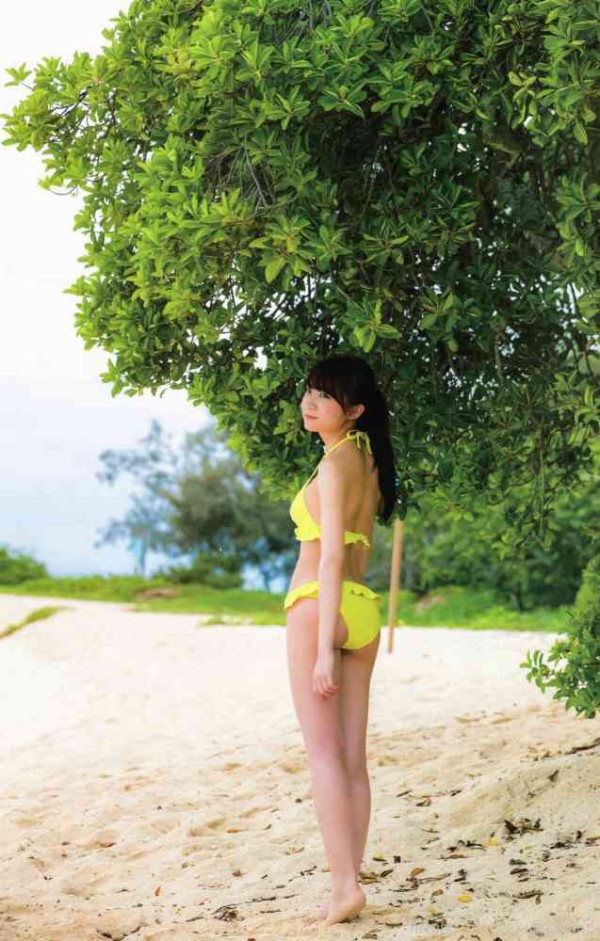 乃木坂46 秋元真夏 1st写真集 真夏の気圧配置 の水着グラビア画像 グラフォトbox E