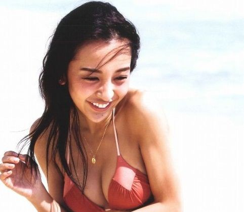 板野友美 写真集 Release のtバックや美尻の水着グラビア画像 グラフォトbox E