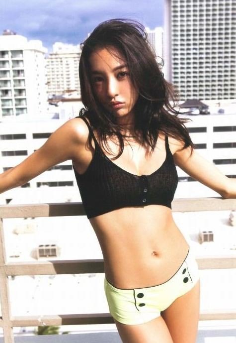 板野友美 写真集 Release のtバックや美尻の水着グラビア画像 グラフォトbox E