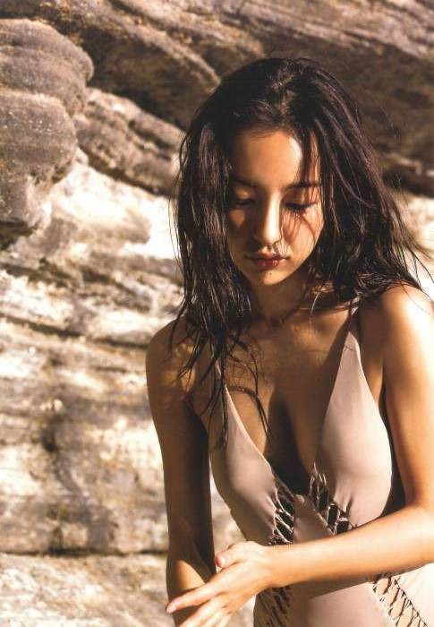 板野友美 写真集 Release のtバックや美尻の水着グラビア画像 グラフォトbox E