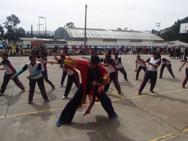 グアテマラの生徒たちとソーラン節を踊る 先生 グアテマラへ行く