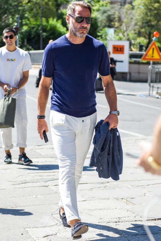 参考にしたいメンズコーデ 紺半袖に白パンツ ビットローファーがかっこいい メンズセレブファッションニュース
