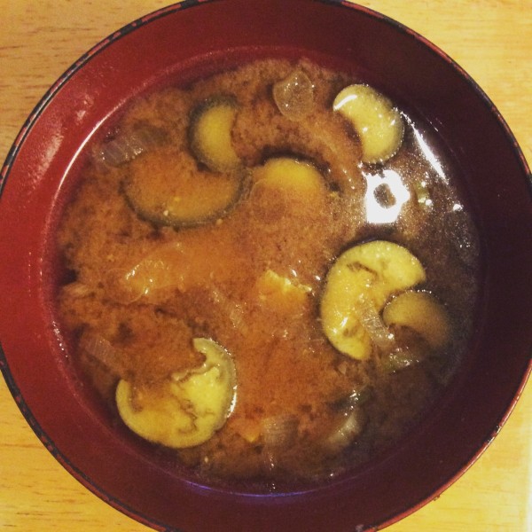 毎朝和食の味噌汁生活 なすと油揚げの味噌汁 浅草寺は夜がおすすめ ビストロパパ パパ料理のススメ