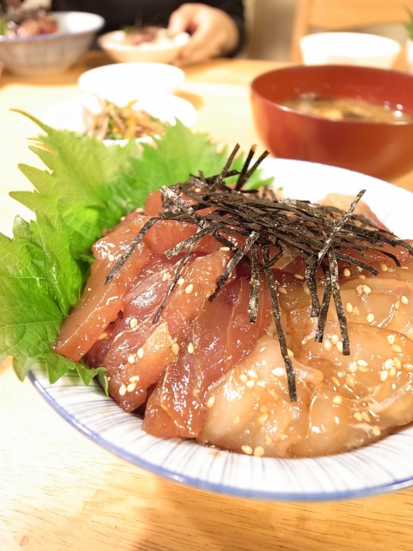 母の日に 赤い料理を作ろう 作戦15 決行日 我が家は 赤いマグロと鯛はまちの漬け丼盛り ビストロパパ パパ料理のススメ