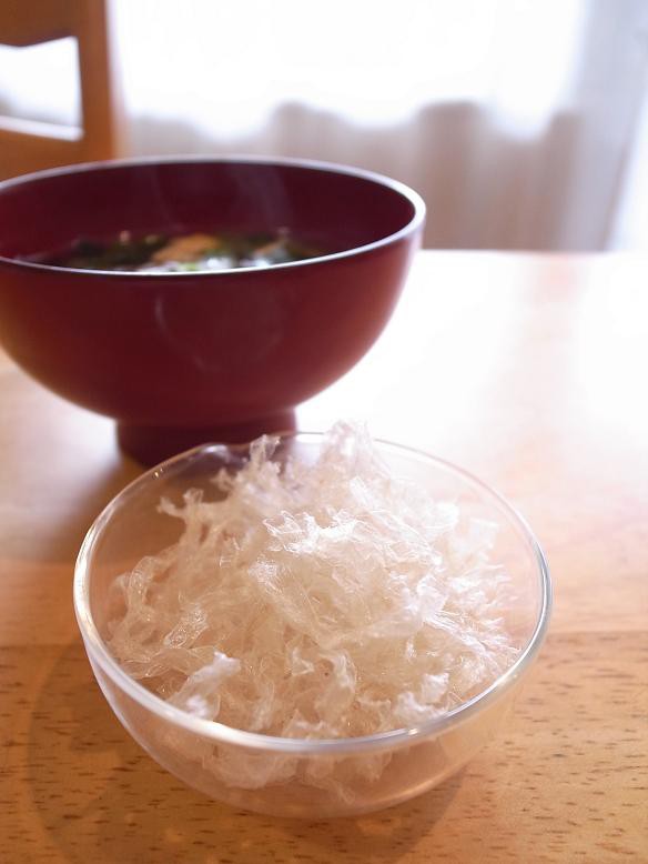 お味噌汁に寒天 糸寒天入りお揚げとわかめの味噌汁 六年味噌も入ってるよ ビストロパパ パパ料理のススメ