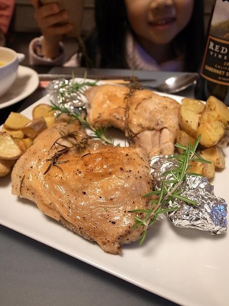 クリスマスは骨付き鶏もも肉でハーブローストチキン どこでもドア ビストロパパ パパ料理のススメ