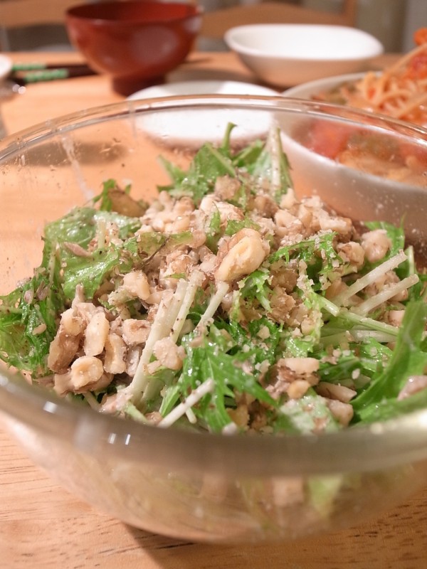 くるみの大袋が大活躍 ツナとくるみの水菜サラダ 苔玉 モスペット に水やりすぎの日々 ビストロパパ パパ料理のススメ