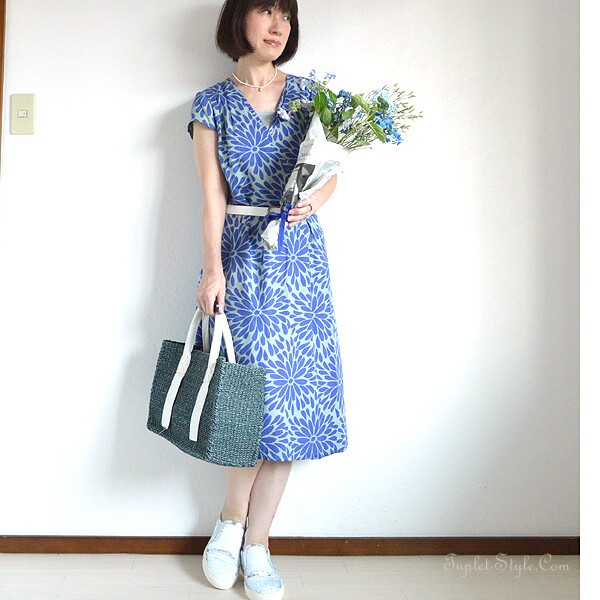 夏晴れの日には爽やかなブルーのワンピース タプレ ファッションブログ 40代 50代の洋服選び 毎日がお洒落曜日