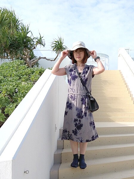 沖縄に映えるシックな色のワンピース タプレ ファッションブログ 40代 50代の洋服選び 毎日がお洒落曜日