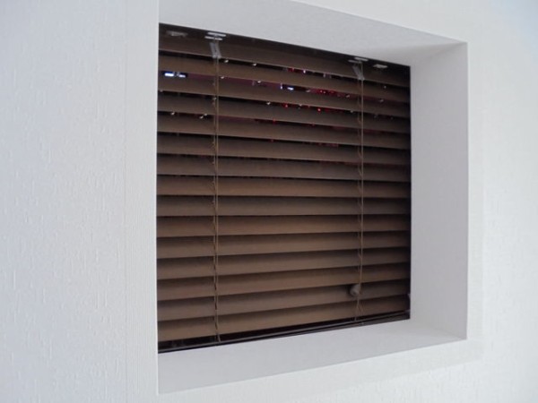 窓 クロス巻き込みにしなかった理由と 窓枠について ウン千万かけて悪ふざけ