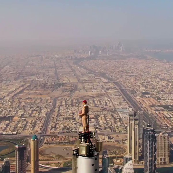 動画 世界一高い超高層ビル頂上にガチで女性が立つ動画が瞬く間に拡散される エミレーツ航空ｃｍ ドバイの ブルジュ ハリファ にて撮影 情報てんこもりチャンネル
