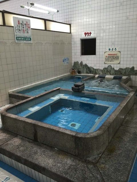 向こうを張る