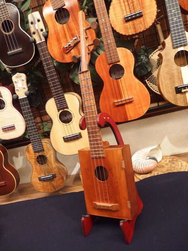 Kamaka 1940's Vintage Cigar Box Ukulele (#4016) : ”ウクレレに囲まれて”