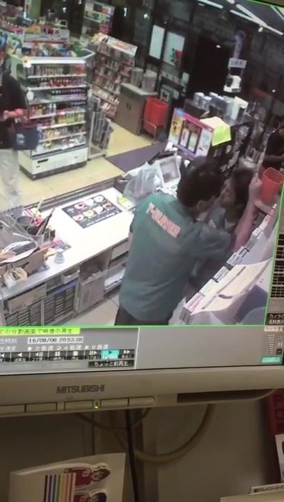 動画あり セブンイレブンのバイトがレジで店長から暴行を受ける映像を公開し告発 胸ぐらや髪を掴み顔を殴る つべ速