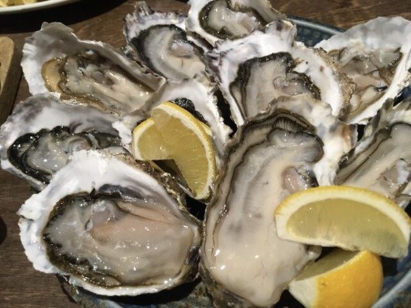今が旬 日本海の 岩牡蠣 を堪能しよう 王道から変わり種のオリジナルメニューまで 市内14店舗で しばたオイスターバー 開催中 7月19日 8月16日 しばた通信 新潟県新発田市の地域情報サイト