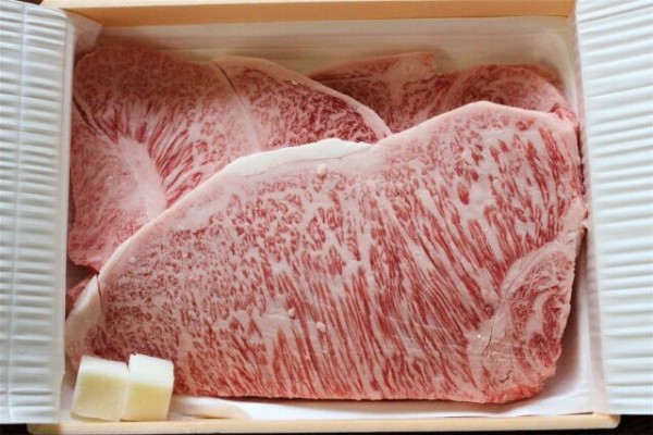 売れ筋がひ贈り物！ ヒウチ 越後牛 友三角 ブロック 新潟県産 320ｇ 牛肉