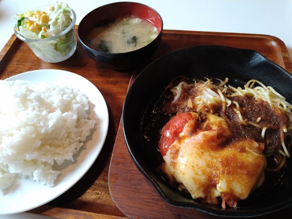 新栄町にある 居食家あかれんが で トマトととろけるチーズの情熱ハンバーグ定食 食べてみた しばた通信 新潟県新発田市の地域情報サイト