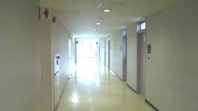 廊下の突き当たりに窓 Ura410 ウラシドウ 物語