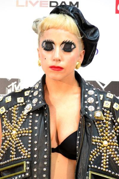 レディー ガガがまぶたに目をかいて登場し日本に住みたいと意味不明なことを うり速