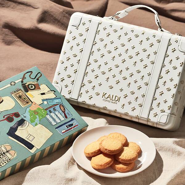 カルディ】大人気『トランク缶』新色が素敵！高級感たっぷりの缶は