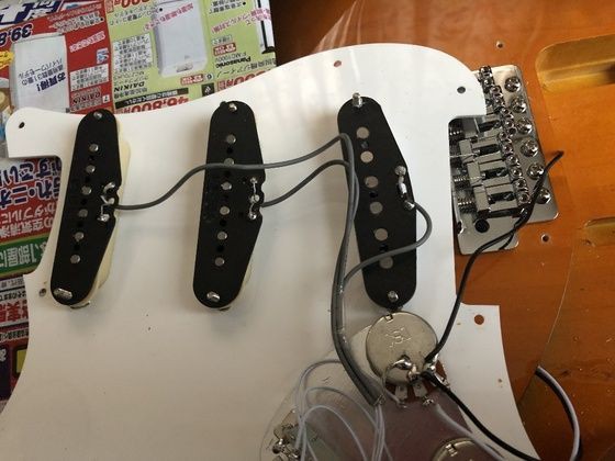 スクワイアのピックアップを台湾製アルニコに交換し、アドリブの