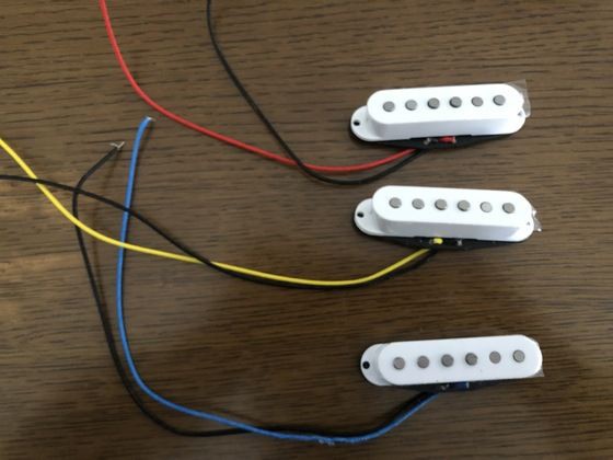 スクワイアのピックアップを台湾製アルニコに交換し、アドリブの