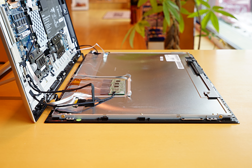 VAIO Tap 21」を丸裸に、HDD・メモリ交換に役立つ分解方法を伝授