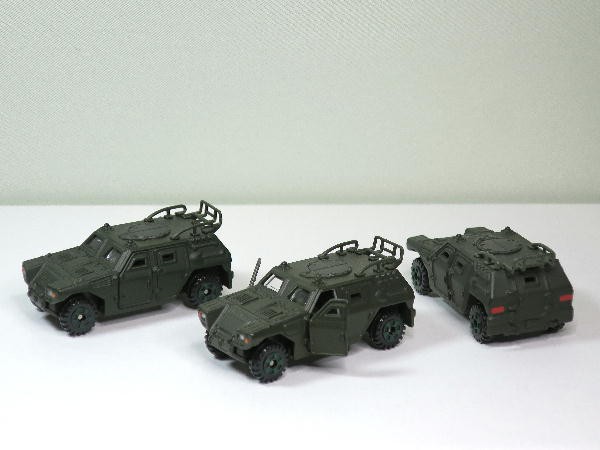 トミカ トイザらスオリジナル 自衛隊 軽装甲機動車 2台セット