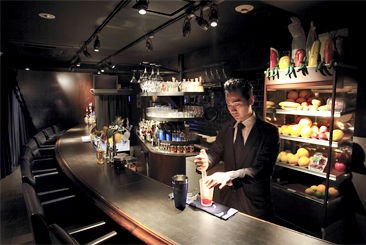 夜の銀座でフルーツカクテルを存分に味わう Bar Rage Verita