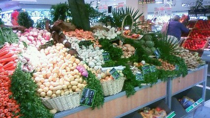 美しい スーパーマーケットの野菜売り場 時々 海外暮らし