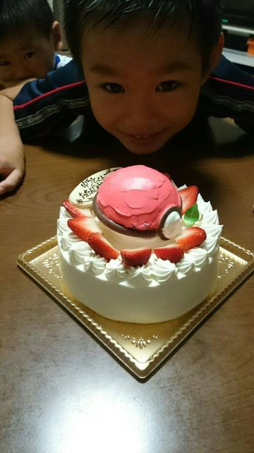 モンスターボールのデコレーションケーキ 愛知県岡崎市のケーキ屋さん ビクトワール