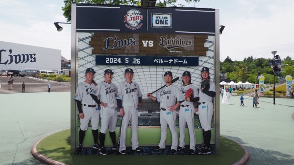 埼玉西武ライオンズのアイドル商法デーで松井稼頭央監督とチェキ 埼玉西武ライオンズのアイドル商法デーで松井稼頭央監督とチェキ