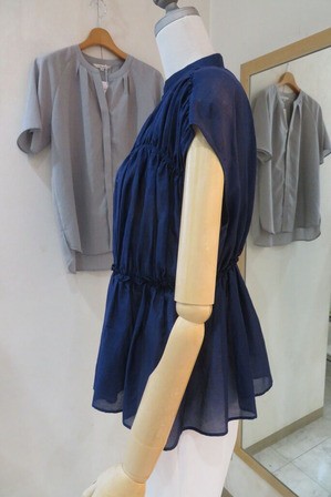 タグ付き✨24年 トゥモローランド コットンシルク シャーリングペプラムブラウス TOMORROWLAND｜コットンシルク シャーリングペプラムブラウス