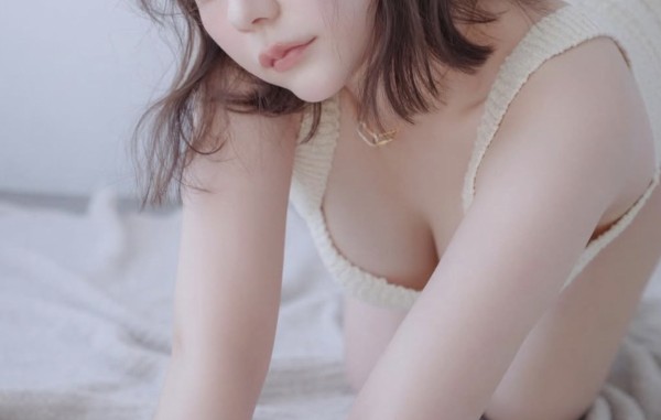【画像】ワイ、村重杏奈とかいう女のお乳が絶対綺麗だと確信