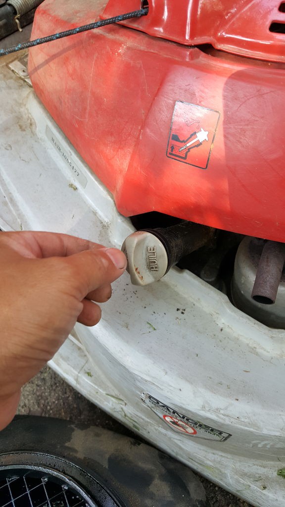 芝刈り機のオイル交換 自分で直す家 ブラインド取り付けからコンクリ仕事まで