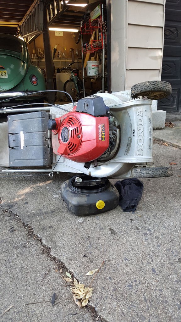 芝刈り機のオイル交換 自分で直す家 ブラインド取り付けからコンクリ仕事まで