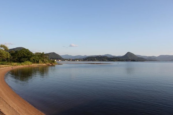 久美浜湾への河口に釣り人 久美浜の風景