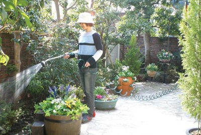 猛暑の夏は コイルホースで水やりがラクチン Waiwai Oasis 猛暑の夏は コイルホースで水やりがラクチン Waiwai Oasis