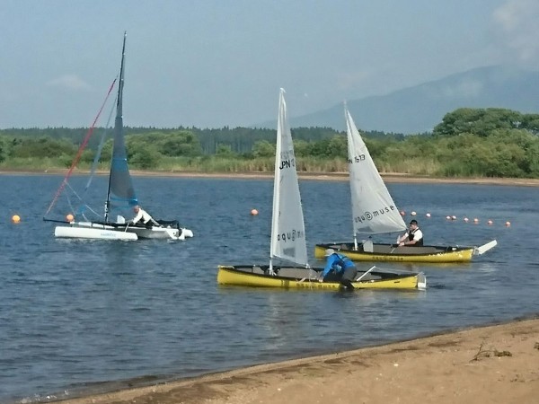 猪苗代湖でヨットレースです 青い湖面に白い帆 夏の終わりにステキなイベントですね ロケ地 猪苗代湖 志田浜 富山のくすり屋さんの旅日記 猪苗代湖でヨットレースです 青い湖面に白い帆 夏の終わりにステキなイベントですね ロケ地 猪苗代湖 志田浜 富山のくすり屋さんの旅日記