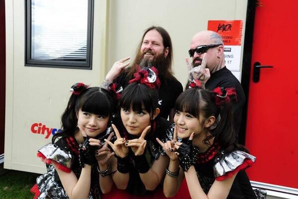 Babymetal 英ソニスフィア フェス ステージ裏オフショット写真 記念撮影 Babymatometal