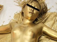 金粉 全裸 全身に金粉を塗って全裸でお散歩 更に金粉の上に泡をかけて… : 濡れフェチ ウェット&メッシー 汚され女のエロ動画