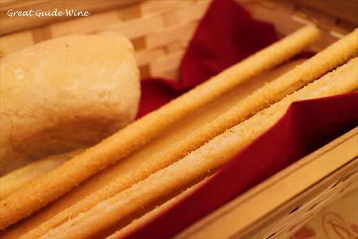 イタリアのパンが美味しい グレイトガイドのチーズ オリーブオイル夜話