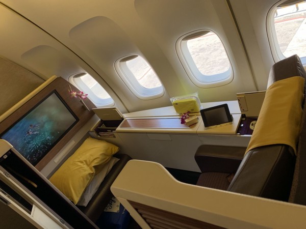 タイ航空バンコク発羽田行きファーストクラス機内食 : ワイン飲んだ