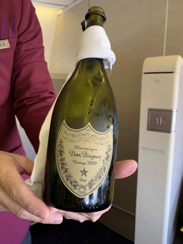 タイ航空バンコク発羽田行きファーストクラス機内食 : ワイン飲んだ