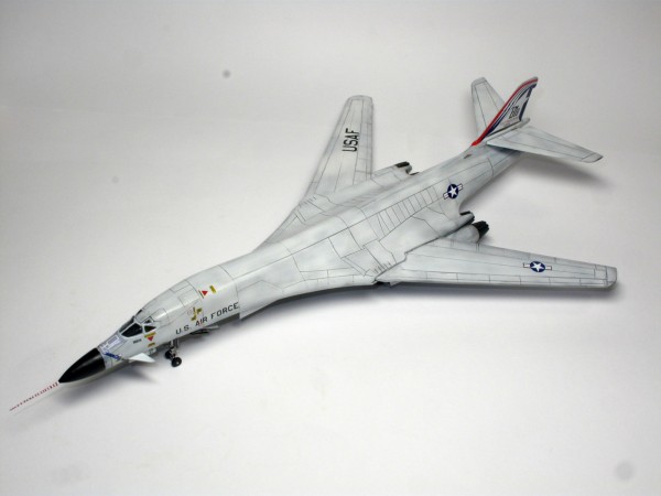 B-1B 戦闘機 完成品 模型 Amazon.co.jp: NUOTIE 1/200 B-1B ランサー戦略爆撃機 アメリカ