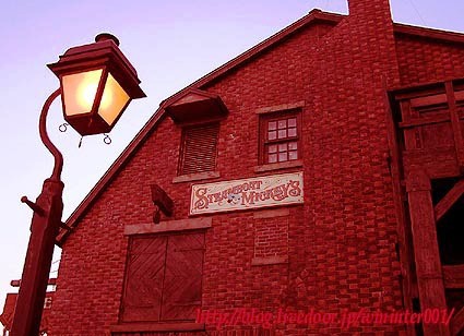 歴史と風格を感じるレンガ作りの赤い建物…。 : TDRな生活(-_