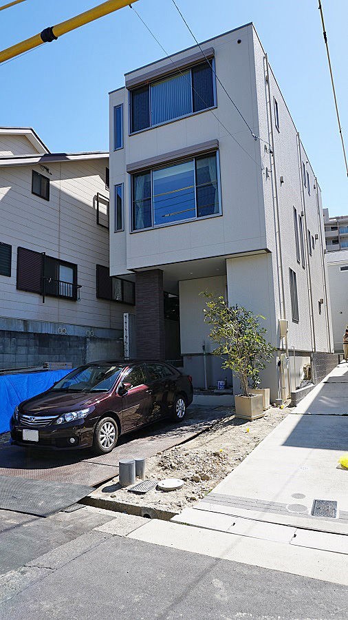 名古屋市千種区 トヨタホームの都市型３階建て住宅の外構です 愛知県の外構ショップ Wise Gallery ワイズギャラリー エクステリア日記