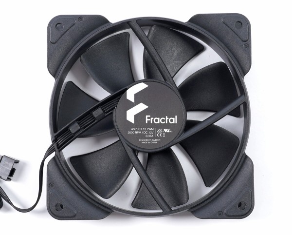 Fractal Design Lumen S24」をレビュー。色付くようなARGB LEDが