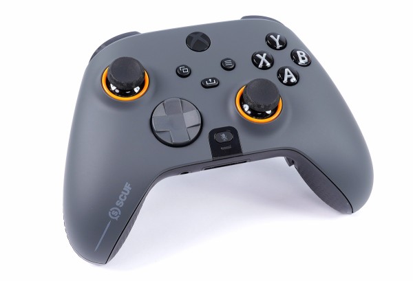 SCUF Instinct Pro」をレビュー。シェアボタンも背面ボタンも使える